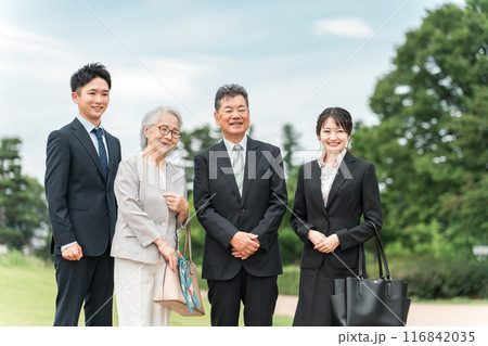 スーツ姿の高齢者・シニアと若者（M&A・後継者・事業継承・跡取り・売却・買収・世代交代） 116842035