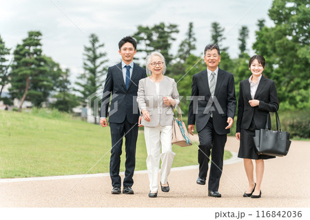 スーツ姿の高齢者・シニアと若者(M&A・後継者・事業継承・跡取り・売却・買収・世代交代) スーツ姿の高齢者・シニアと若者(M&A・後継者・事業継承・跡取り・売却・買収・世代交代) 116842036