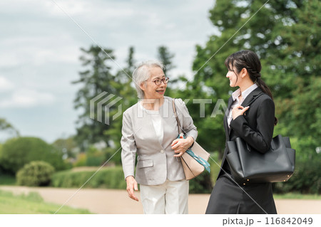 スーツ姿の高齢者・シニアと若者（M&A・後継者・事業継承・跡取り・売却・買収・世代交代） 116842049