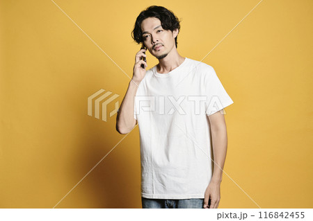 カラーバックで電話をする男性 116842455