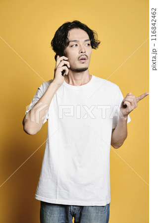 カラーバックで電話をする男性 116842462