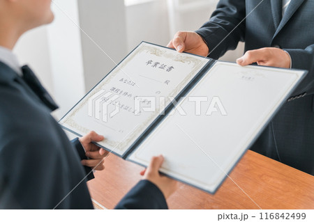 卒業式で先生から卒業証書・賞状・感謝状を受け取る制服の中学生・高校生・小学生の女の子(アジア人) 卒業式で先生から卒業証書・賞状・感謝状を受け取る制服の中学生・高校生・小学生の女の子(アジア人) 116842499