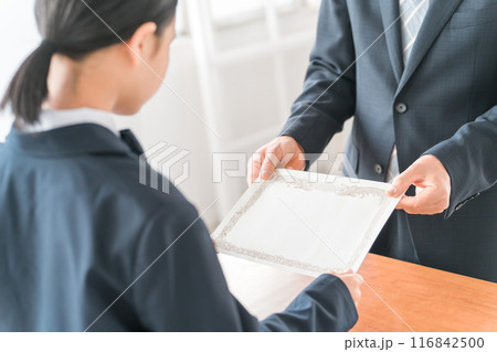 卒業式で先生から卒業証書・賞状・感謝状を受け取る制服の中学生・高校生・小学生の女の子(アジア人) 卒業式で先生から卒業証書・賞状・感謝状を受け取る制服の中学生・高校生・小学生の女の子(アジア人) 116842500