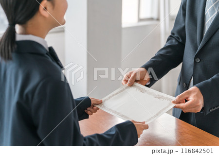 卒業式で先生から卒業証書・賞状・感謝状を受け取る制服の中学生・高校生・小学生の女の子（アジア人） 116842501