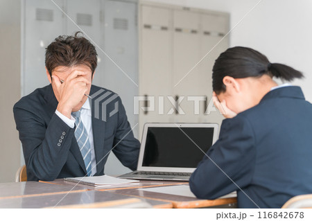 成績低下に困る先生と生徒（進路相談・落第・悩む） 116842678