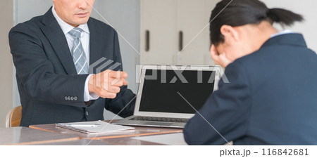 学校で問題児に怒る先生と生徒(生活指導・反抗期) 学校で問題児に怒る先生と生徒(生活指導・反抗期) 116842681