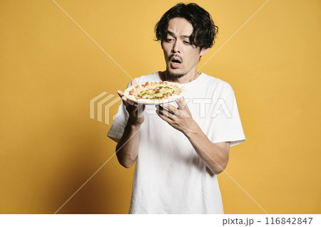カラーバックでピザを食べる男性 カラーバックでピザを食べる男性 116842847