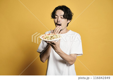 カラーバックでピザを食べる男性 カラーバックでピザを食べる男性 116842849