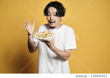 カラーバックでピザを食べる男性 カラーバックでピザを食べる男性 116842851