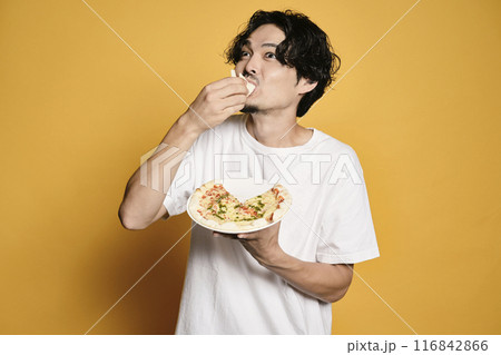 カラーバックでピザを食べる男性 カラーバックでピザを食べる男性 116842866