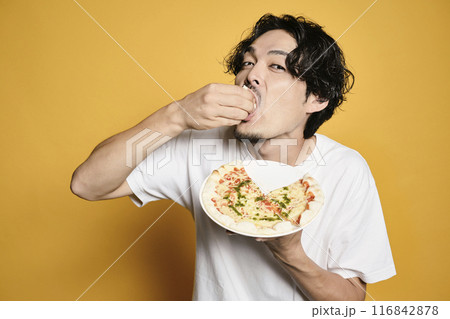 カラーバックでピザを食べる男性 カラーバックでピザを食べる男性 116842878