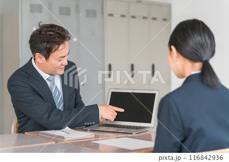 面談・進路相談・二者面談をする男性教師とブレザー姿の女子中学生 面談・進路相談・二者面談をする男性教師とブレザー姿の女子中学生 116842936