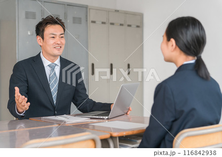 面談・進路相談・二者面談をする男性教師とブレザー姿の女子中学生 面談・進路相談・二者面談をする男性教師とブレザー姿の女子中学生 116842938