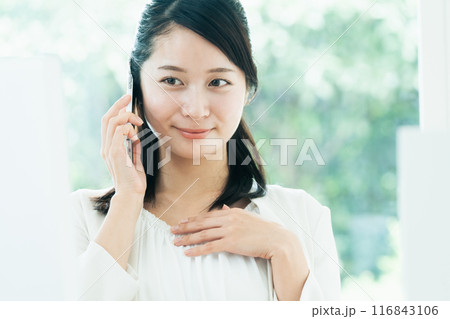 仕事する若い女性 116843106