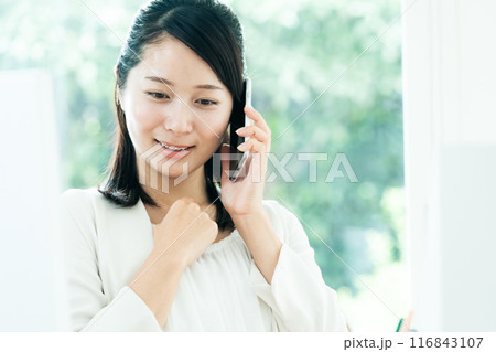 仕事する若い女性 仕事する若い女性 116843107