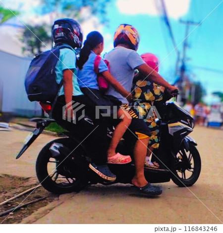 教会からの帰り道、バイクに乗った家族 116843246