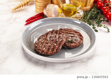 Grilled beef cutlet for burger 116843563