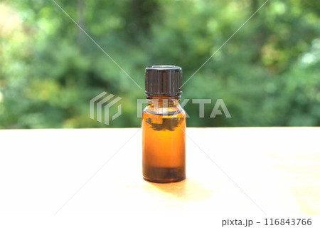 アロマオイルの入ったボトル アロマオイルの入ったボトル 116843766