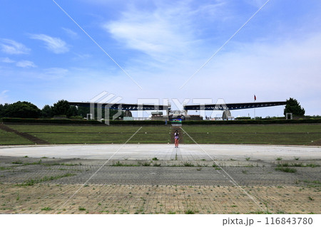国営ひたち海浜公園の水のステージから西口・翼のゲートを見て 国営ひたち海浜公園の水のステージから西口・翼のゲートを見て 116843780