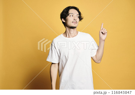 カラーバックで指差しポーズをする男性 116843847