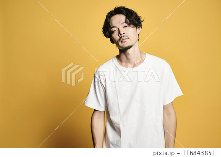 カラーバッグでポーズをする男性 カラーバッグでポーズをする男性 116843851