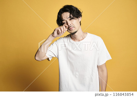 カラーバッグでポーズをする男性 116843854