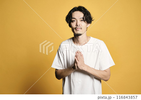 カラーバッグでポーズをする男性 116843857