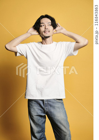 カラーバッグでポーズをする男性 カラーバッグでポーズをする男性 116843863