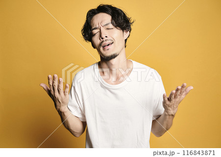カラーバッグでポーズをする男性 116843871