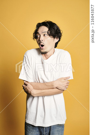 カラーバッグでポーズをする男性 カラーバッグでポーズをする男性 116843877