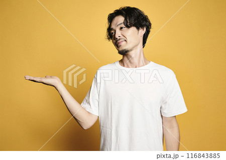 カラーバッグでポーズをする男性 116843885