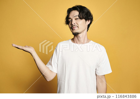 カラーバッグでポーズをする男性 116843886