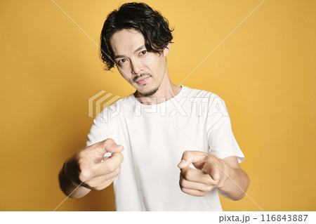 カラーバッグでポーズをする男性 116843887