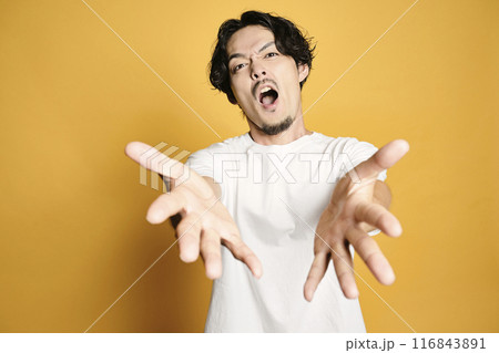 カラーバッグでポーズをする男性 116843891