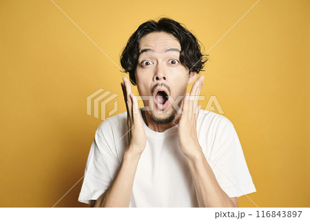 カラーバッグでポーズをする男性 116843897