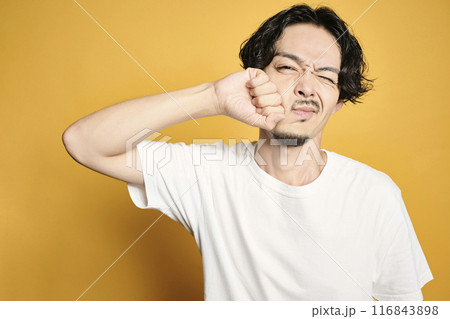 カラーバッグでポーズをする男性 116843898