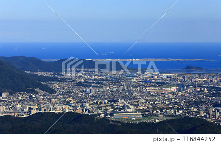【福岡県】皿倉山展望台からみた北九州空港 116844252