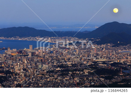 【福岡県】満月と北九州市の夜景（皿倉山展望台） 116844265