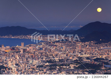 【福岡県】満月と北九州市の夜景（皿倉山展望台） 116844267