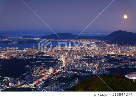 【福岡県】満月と北九州市の夜景（皿倉山展望台） 116844274