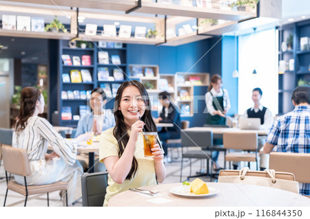 カフェでくつろぐ若い女性 撮影協力:Creadisce(丸善雄松堂株式会社) カフェでくつろぐ若い女性 撮影協力:Creadisce(丸善雄松堂株式会社) 116844350