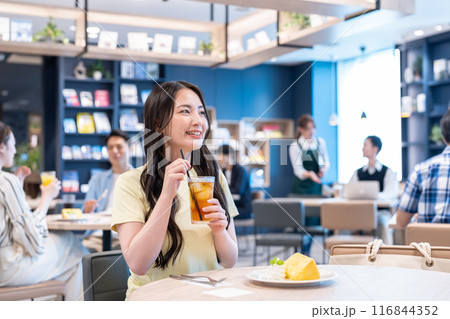 カフェでくつろぐ若い女性　撮影協力：Creadisce（丸善雄松堂株式会社） 116844352