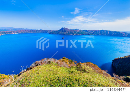 北海道 紅葉の摩周湖　～摩周ブルーの湖面と紅葉の彩り～ 116844474