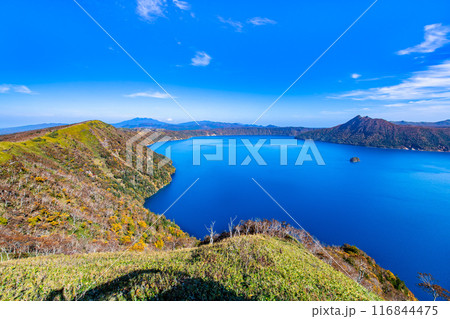北海道 紅葉の摩周湖　～摩周ブルーの湖面と紅葉の彩り～ 116844475