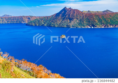 北海道 紅葉の摩周湖　～摩周ブルーの湖面と紅葉の彩り～ 116844482
