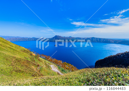 北海道 紅葉の摩周湖　～摩周ブルーの湖面と紅葉の彩り～ 116844483