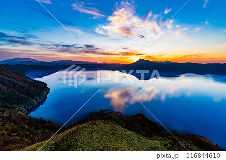 北海道 夜明けの摩周湖 116844610