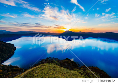 北海道 夜明けの摩周湖 116844612