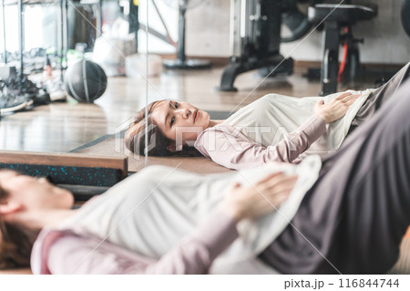 妊娠中にジムで運動・ストレッチ・マタニティトレーニングするプレママ・妊婦の女性 妊娠中にジムで運動・ストレッチ・マタニティトレーニングするプレママ・妊婦の女性 116844744