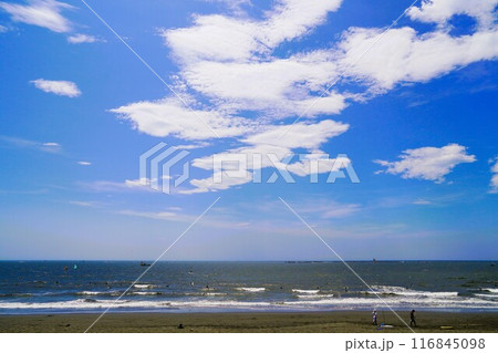 青空の茅ヶ崎海岸 夏の風景 青空の茅ヶ崎海岸 夏の風景 116845098